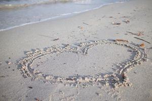 Ein Herz im Sand gezeichnet von einem Paar, dass die Liebe im Alltag bewahren konnte.