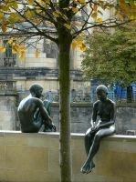Ein Paar, dargestellt als Statuen, hat sich auseinandergelebt und denkt darüber nach, ob es die Beziehung retten kann.