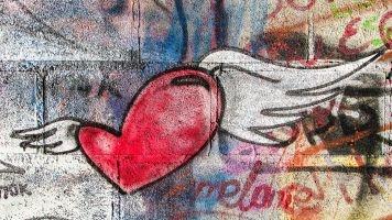 Ein Herz mit Flügeln, das stellvertretend für die Lösung von Beziehungsproblemen steht.