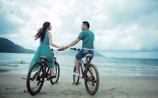 Paar mit Fahrrad am Strand. Gemeinsame Ziele und Visionen in der Partnerschaft lassen in die gleiche Richtung blicken. Paar mit Fahrrad am Strand. Gemeinsame Ziele und Visionen in der Partnerschaft lassen in die gleiche Richtung blicken.